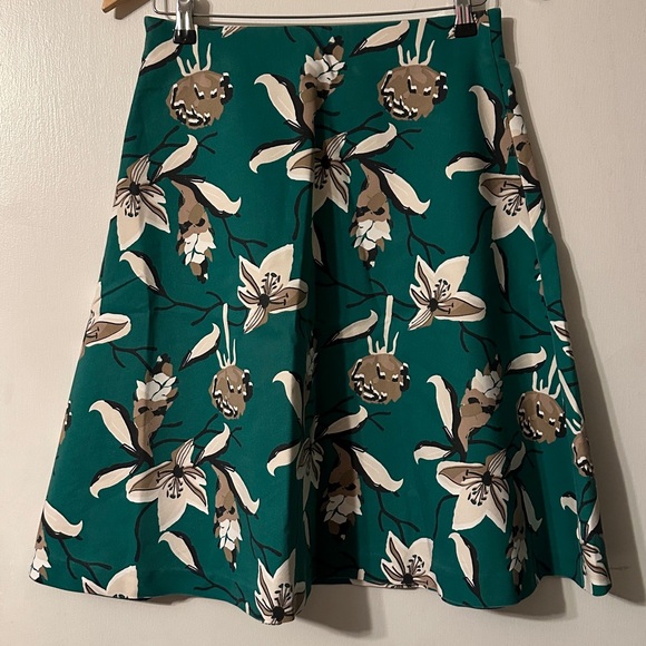 Green A-Line Knee-Length Skirt for Resort Wear - Picture 2 of 5